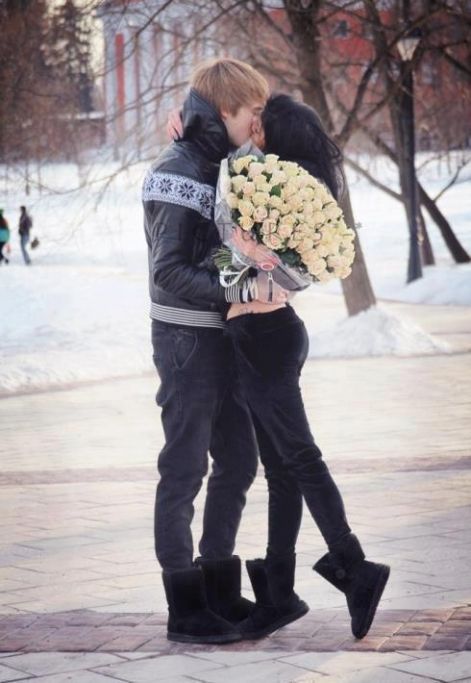 nyokkalmig_egy_uriember_feltekennye_teszi_a_tobbi_lanyt_a_baratnojevel..jpg